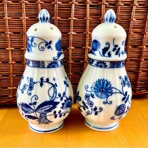 Vintage Blue Onion Shakers by Vienna Woods China 1980s